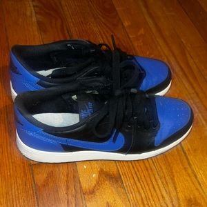 Jordan 1 retro low. Royal blue gs. Size 5.5 worn. In good condition.